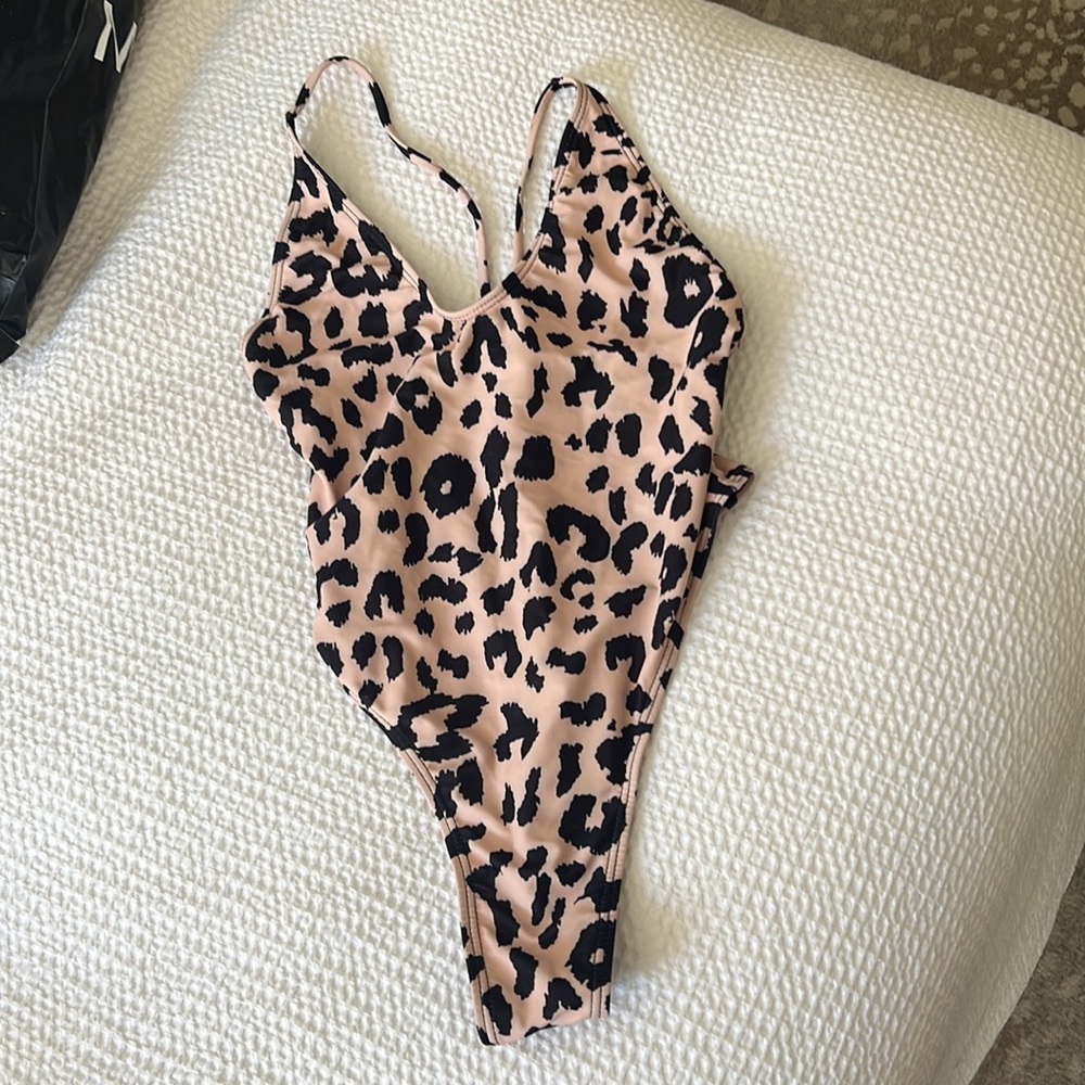 Matte Collection Leopard One Piece - Picture 2 of 2